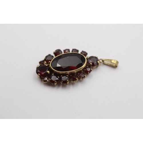 114 - 9ct Gold Garnet Cluster Pendant (4.5g)