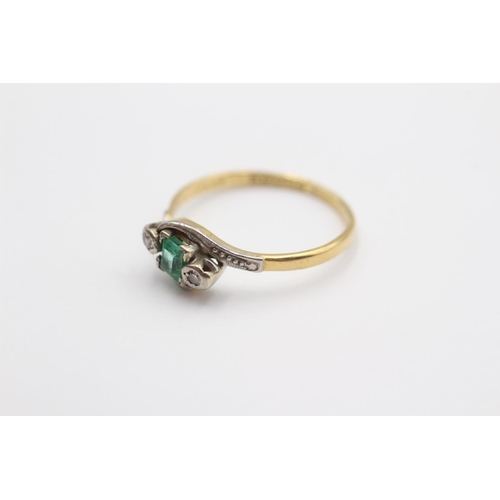 123 - 18ct Gold Diamond & Emerald Three Stone Ring (2.7g) Size  Q