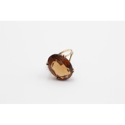 35 - 9ct Gold Brown Paste Single Stone Ring (4.2g) Size  K 1/2