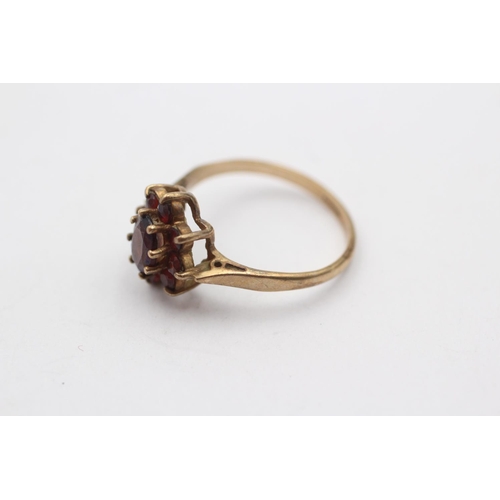 6 - 9ct Gold Garnet Floral Cluster Ring (2.6g) Size  P 1/2