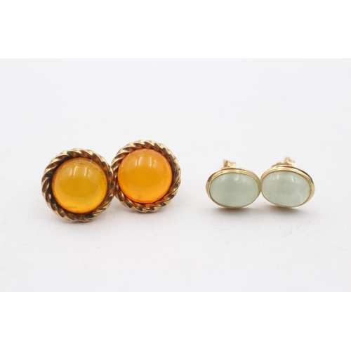 79 - 2 X 9ct Gold Paired Gemstone Earrings Inc. Amber & Jade (4g)