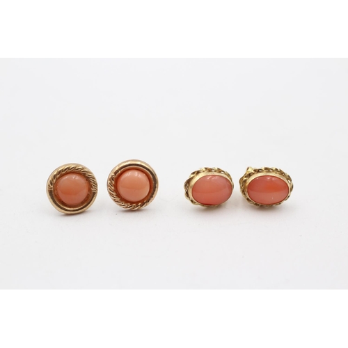 81 - 2 X 9ct Gold Paired Coral Stud Earrings (1.5g)