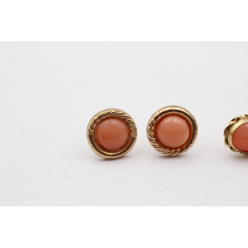 81 - 2 X 9ct Gold Paired Coral Stud Earrings (1.5g)