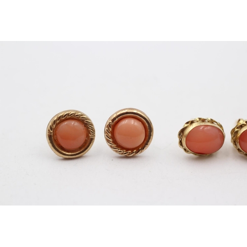 81 - 2 X 9ct Gold Paired Coral Stud Earrings (1.5g)