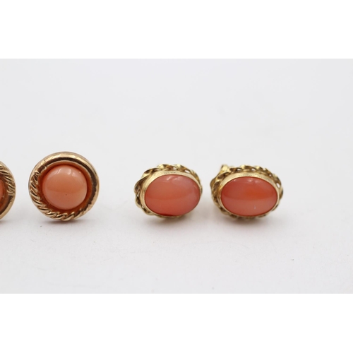 81 - 2 X 9ct Gold Paired Coral Stud Earrings (1.5g)