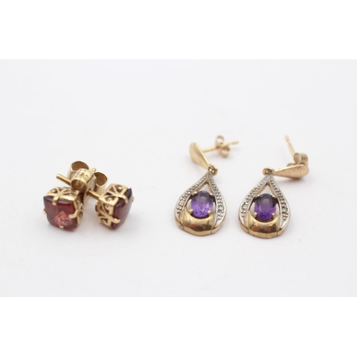 85 - 2 X 9ct Gold Paired Gemstone Earrings Inc. Garnet & Amethyst (4.2g)