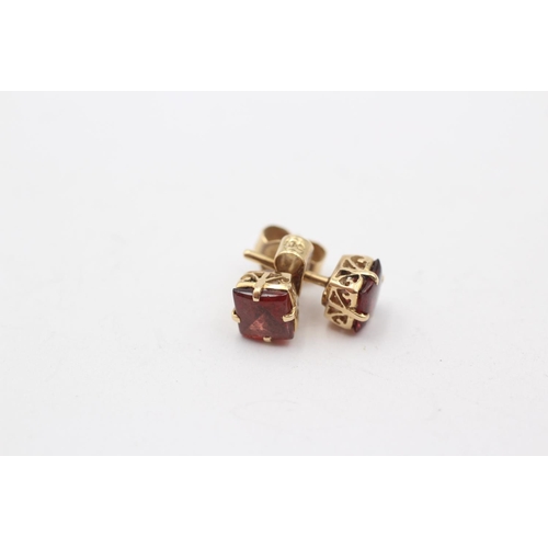 85 - 2 X 9ct Gold Paired Gemstone Earrings Inc. Garnet & Amethyst (4.2g)