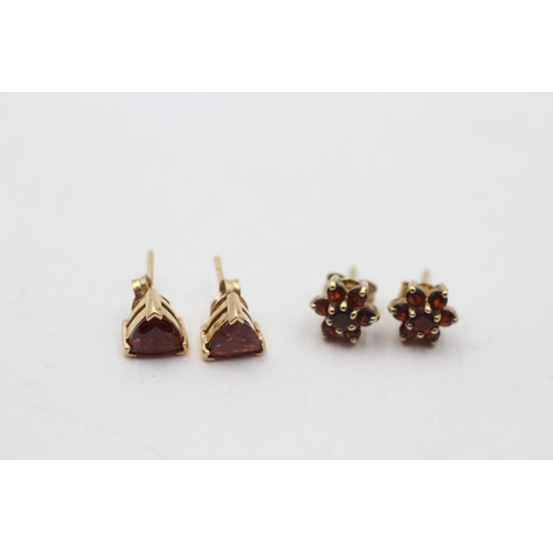 86 - 2 X 9ct Gold Paired Garnet Stud Earrings Inc. Cluster (2.7g)