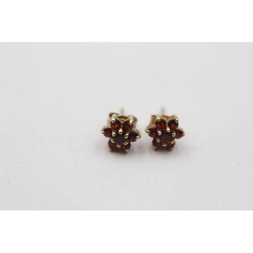 86 - 2 X 9ct Gold Paired Garnet Stud Earrings Inc. Cluster (2.7g)