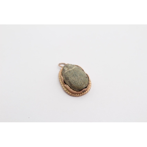 102 - 9ct Gold Faience Scarab Pendant (1.4g)