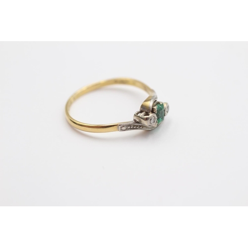 123 - 18ct Gold Diamond & Emerald Three Stone Ring (2.7g) Size  Q