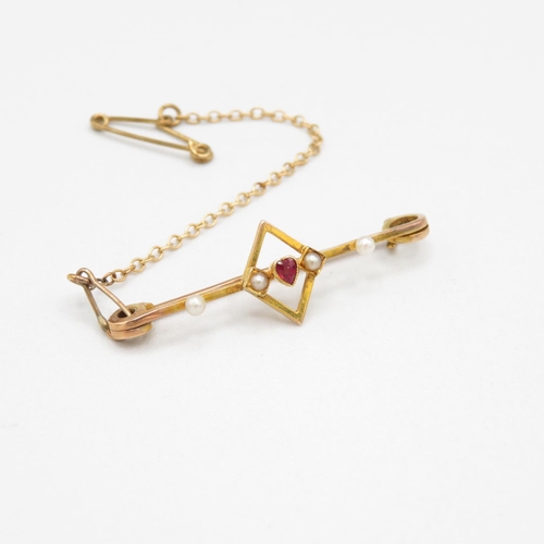 166 - 12ct Rose Gold Antique Heart Cut Ruby And Pearl Set Bar Brooch (2g)