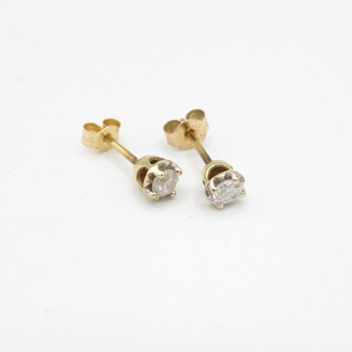 91 - 2 X 9ct Gold Paired Diamond Stud Earrings (1.2g)