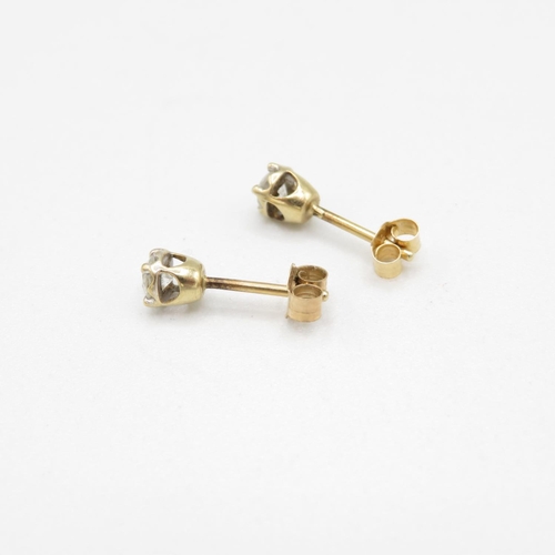 91 - 2 X 9ct Gold Paired Diamond Stud Earrings (1.2g)