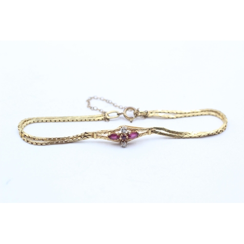 21 - 9ct Gold Retro Vintage Vari-Cut Ruby And Diamond Set Cluster Bracelet (4.3g)