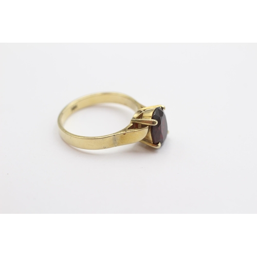 55 - 14ct Gold Garnet Solitaire Dress Ring (4.1g) Size O