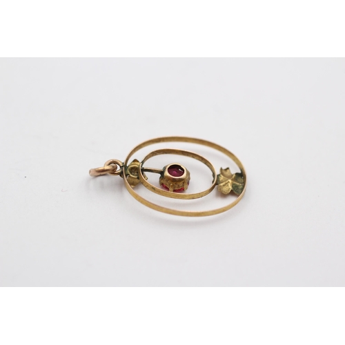 56 - 9ct Gold Antique Garnet Topped Doublet Floral Pendant (0.6g)