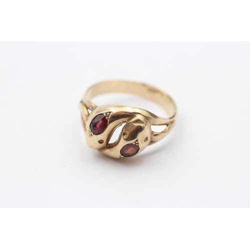 69 - 9ct Gold Vintage Garnet Twin Snakes Ring (4.8g) Size V