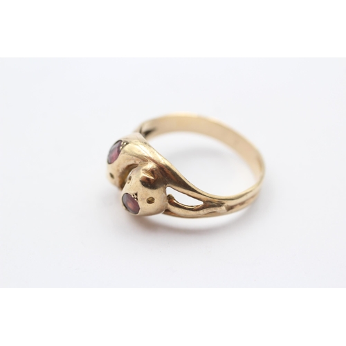 69 - 9ct Gold Vintage Garnet Twin Snakes Ring (4.8g) Size V