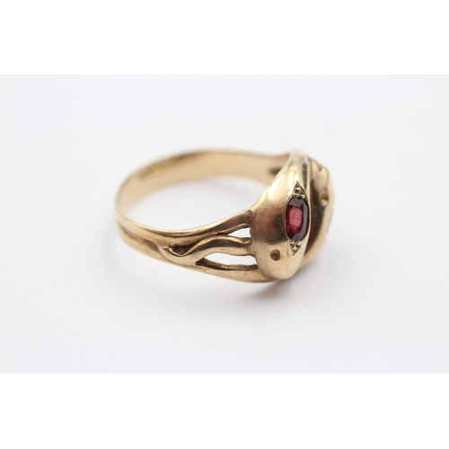 69 - 9ct Gold Vintage Garnet Twin Snakes Ring (4.8g) Size V