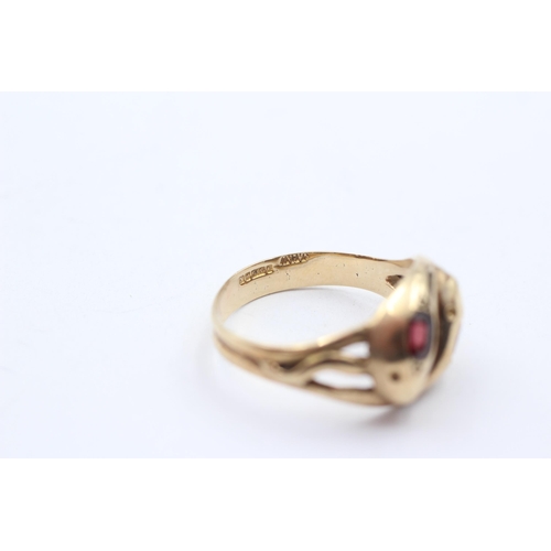 69 - 9ct Gold Vintage Garnet Twin Snakes Ring (4.8g) Size V