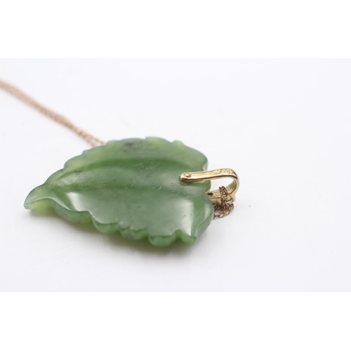 75 - 9ct Gold Nephrite & Peridot Leaf Pendant Necklace (8.5g)