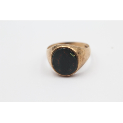 83 - 9ct Gold Bloodstone Signet Ring (5g) Size U+1/2