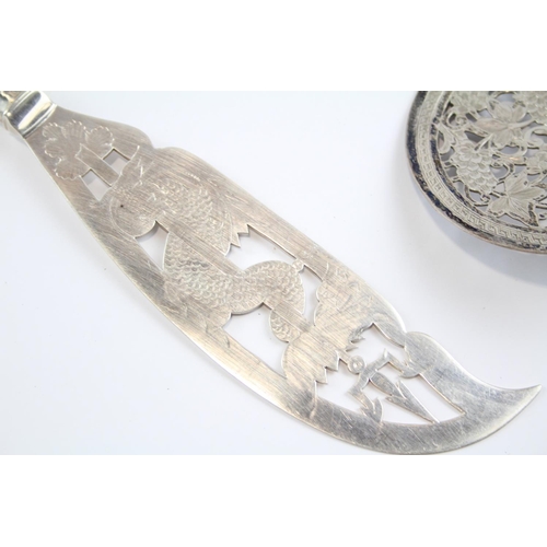 186 - 2 x Silver Plate Ware Inc Fish Knife w/ Tridet & Strainer w/ Floral Motiff