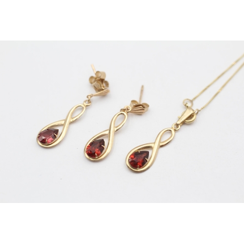 126 - 9ct Gold Garnet Pendant Necklace & Drop Earrings Set (1.4g)