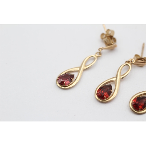 126 - 9ct Gold Garnet Pendant Necklace & Drop Earrings Set (1.4g)