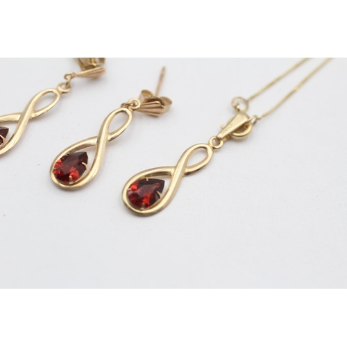 126 - 9ct Gold Garnet Pendant Necklace & Drop Earrings Set (1.4g)