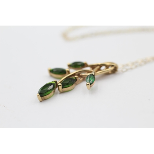 93 - 9ct Gold Diopside Foliate Pendant Necklace (1.8g)