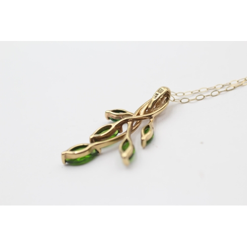 93 - 9ct Gold Diopside Foliate Pendant Necklace (1.8g)