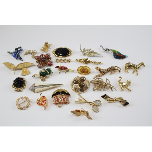 153 - 25 Assorted Vintage And Retro Brooches