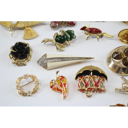 153 - 25 Assorted Vintage And Retro Brooches