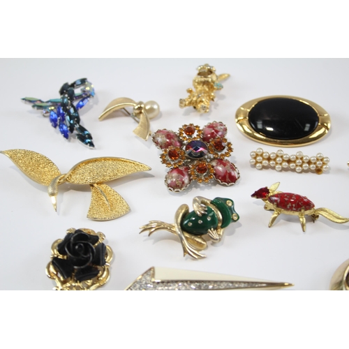 153 - 25 Assorted Vintage And Retro Brooches