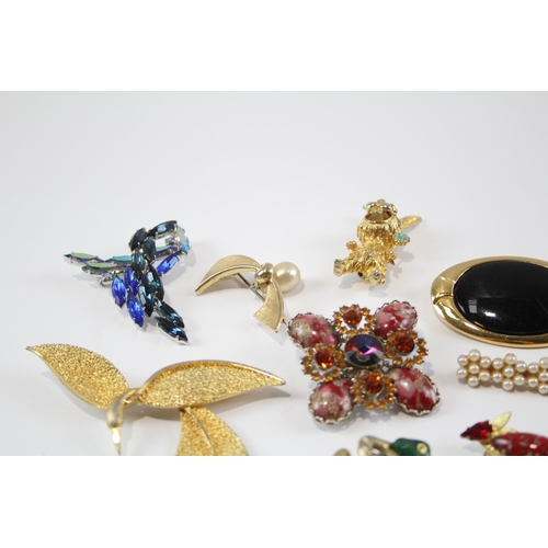 153 - 25 Assorted Vintage And Retro Brooches