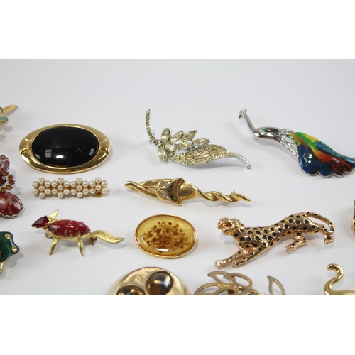 153 - 25 Assorted Vintage And Retro Brooches