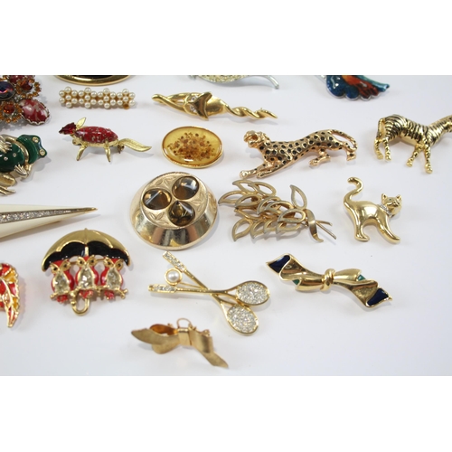 153 - 25 Assorted Vintage And Retro Brooches