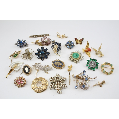 171 - 25 Assorted Vintage And Retro Brooches