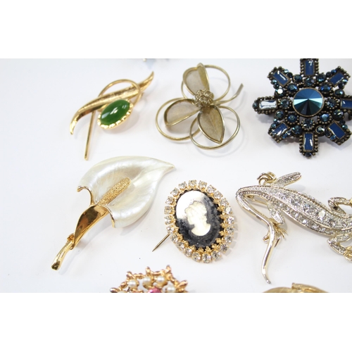 171 - 25 Assorted Vintage And Retro Brooches