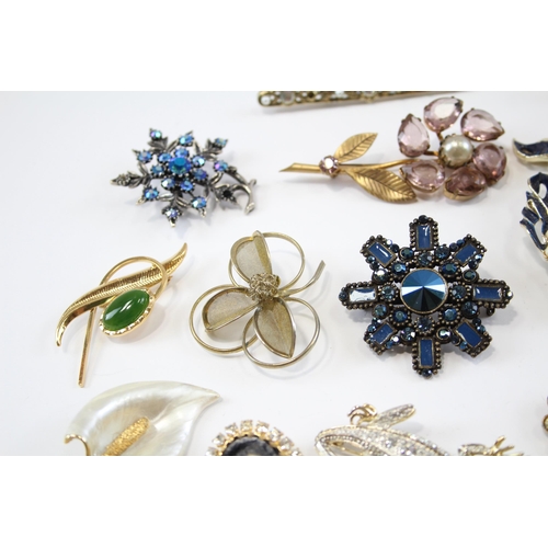 171 - 25 Assorted Vintage And Retro Brooches