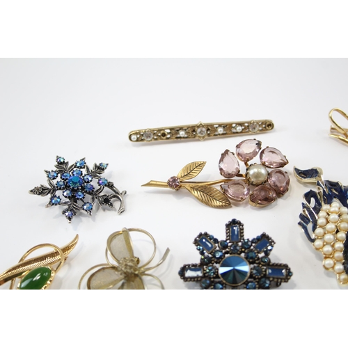 171 - 25 Assorted Vintage And Retro Brooches