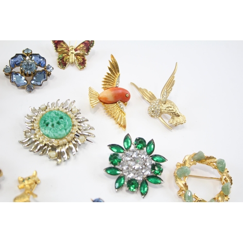 171 - 25 Assorted Vintage And Retro Brooches