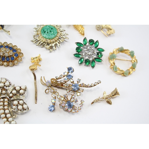 171 - 25 Assorted Vintage And Retro Brooches