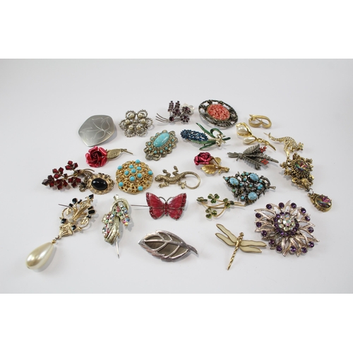 172 - 25 Assorted Vintage And Retro Brooches