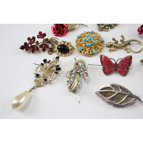 172 - 25 Assorted Vintage And Retro Brooches