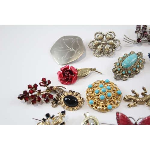 172 - 25 Assorted Vintage And Retro Brooches