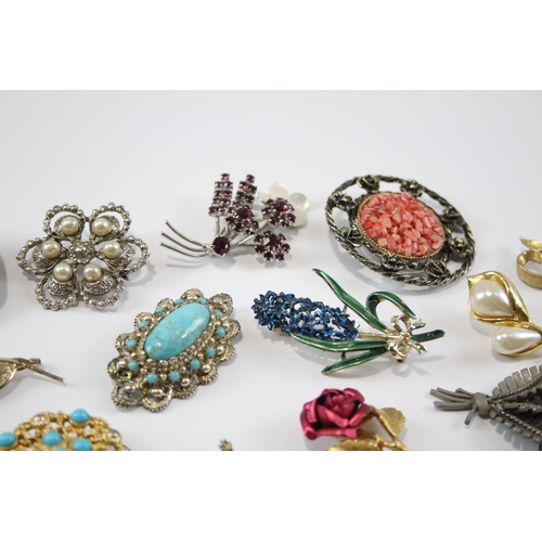 172 - 25 Assorted Vintage And Retro Brooches