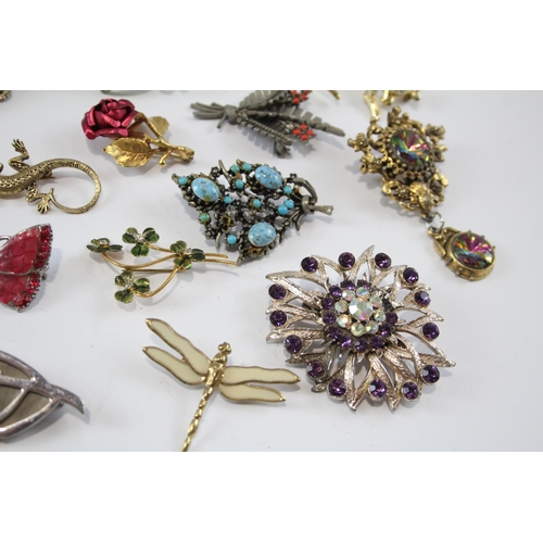 172 - 25 Assorted Vintage And Retro Brooches